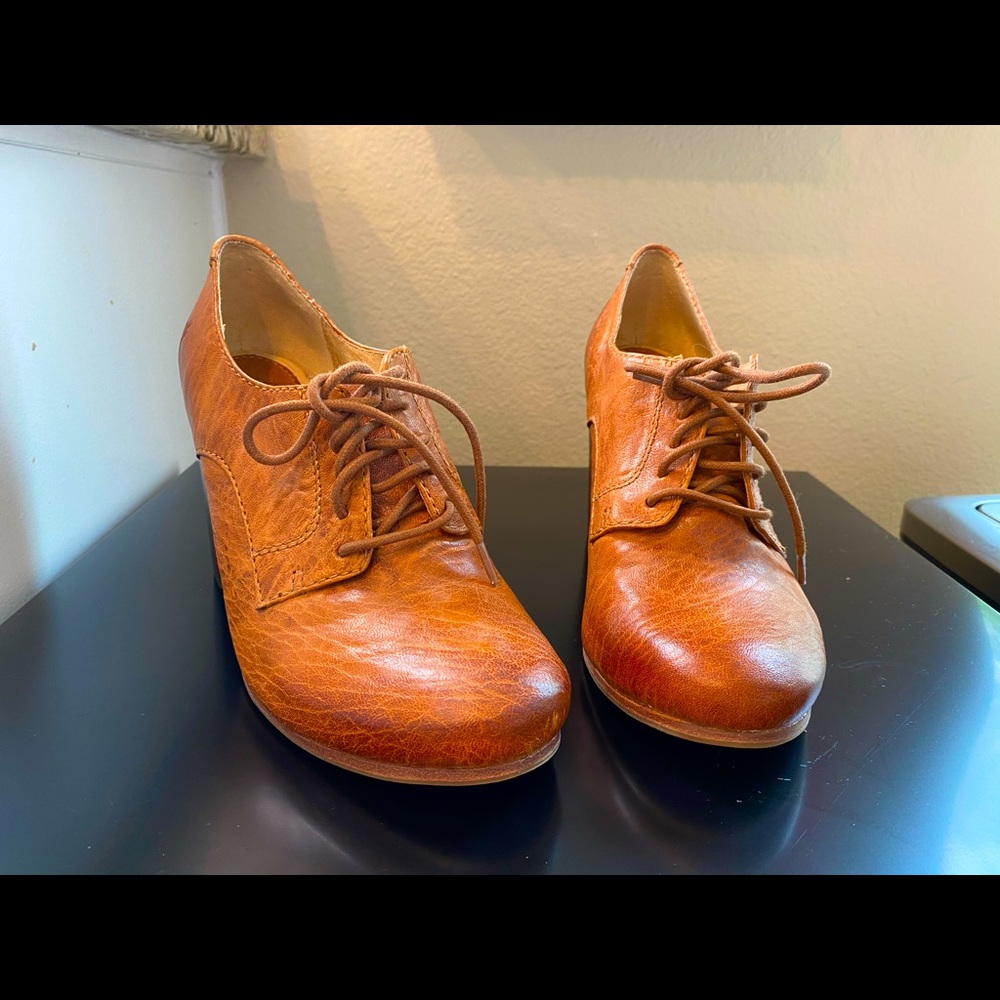 Frye Carson Oxford Heels size 9